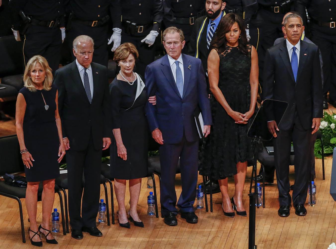 Obama a Dallas, Sanders vota Hillary, avallo Trump 2008