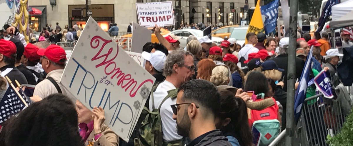 Trump, non lascerò mai. Hillary chiama a raccolta le donne