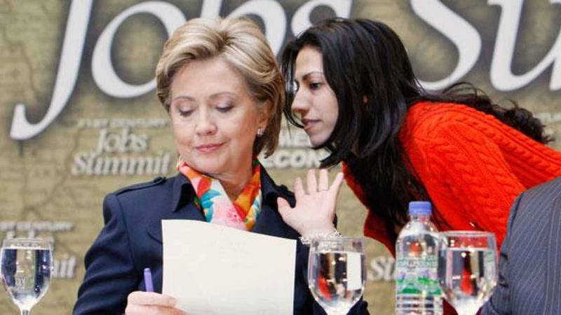 Democratici: Hillary resta al riparo, Huma le tira la corsa