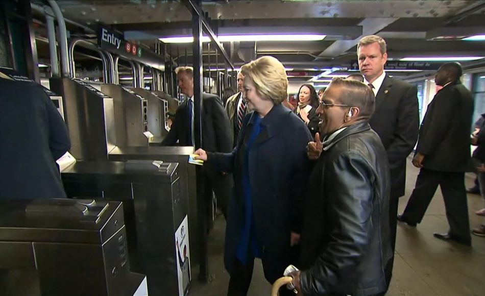 Primarie: NY, Hillary/Sanders a colpi di gaffes sulla metro